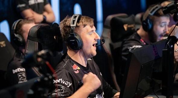 Shiro 蜘蛛在团战中完全缺席。XG的三名核心轮流掌控比赛，率先获得赛点。