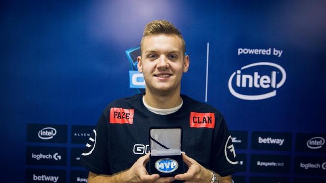 Hunter ： 我们没有像 NiKo 或 m0NESY 这样的明星选手，所以我们需要团结作战。